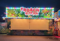 Froschklopfen Kirmesstand mit bunter Leuchtreklame auf dem Jahrmarkt in Bergedorf, Wentorf, Reinbek, Glinde, Geesthacht und Schwarzenbek