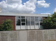 sporthalle von außen mit sonnenschutzfolien beklebt