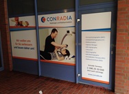 Praxisbeschriftung Conradia Radiologie und Nuklearmedizin mit Fensterbeklebung in Bergedorf, Reinbek, Glinde, Geesthacht, Schwarzenbek und Wentorf gestaltet von Folien Fischer