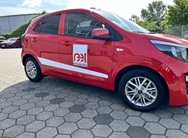 rotes fahrzeug mit weißer folienbeschriftung