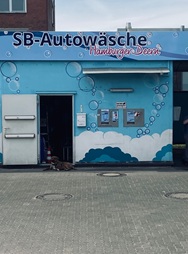 SB-Autowäsche mit Fassadenbeschriftung im Seifenblasen-Design – Werbetechnik von Folien Fischer Hamburg Bergedorf, Reinbek, Glinde, Wentorf, Geesthacht und Lauenburg.