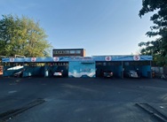 SB-Autowaschanlage mit fünf Waschboxen und Fassadenbeschriftung im Seifenblasen-Design – Folien Fischer Hamburg Bergedorf, Reinbek, Glinde, Geesthacht, Wentorf und Lauenburg