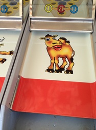 ein kamel auf beigen untergrund für den schausteller kamelreiter