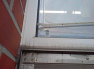 auf diesem bild sieht man wie sich die sonnenschutzfolie nach 8 jahren in ihre einzelteile zerlegt