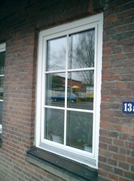 flurfenster mit sonnenschutz beklebt