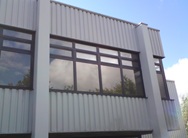 bürogebäude mit sonnenschutzfolien beklebt