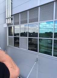 serverraum mit sonnenschutzfolien beklebt