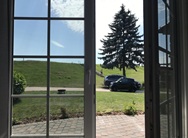 tür leicht geöffnet um zu sehen welcher farbunterschied zwiscehn folie und glas ist