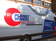 Transporter mit Logo-Beschriftung Planet, professionelle Fahrzeugbeklebung von Folien Fischer in Hamburg Bergedorf, Reinbek, Glinde, Wentorf, Geesthacht und Lauenburg