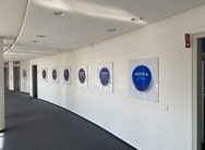 Wandgestaltung im Büroflur mit Nivea-Creme-Motiven als großformatige Wandbilder – Folien Fischer Hamburg Bergedorf, Reinbek, Glinde, Geesthacht, Wentorf und Lauenburg