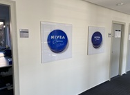 Wandgestaltung im Büroflur mit Nivea-Creme-Motiven als großformatige Wandbilder – Folien Fischer Hamburg Bergedorf, Reinbek, Glinde, Geesthacht, Wentorf und schwarzenbek