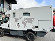 wohnmobil mit einer weltkarte in grau