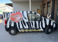 fiat im zebradesigne beklebt mit dem schriftzug wir beschriften alls außer zebras