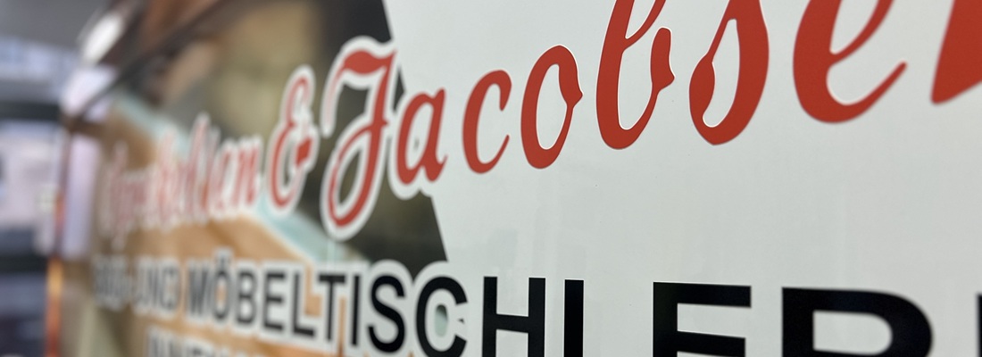 beschriftung mit digitaldruck und folienbuchstaben