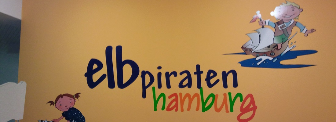 Bunte Wandgestaltung mit Piratenmotiven und Schriftzug „Elbpiraten Hamburg“ – kreative Folienbeschriftung für Kindereinrichtungen, realisiert von Folien Fischer Hamburg Bergedorf für Projekte in Reinbek, Glinde, Geesthacht, Schwarzenbek, reinstorf, Lauenburg und Wentorf.