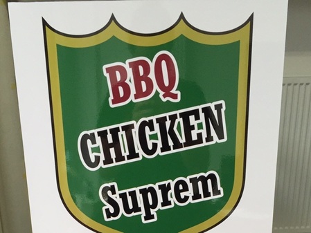 grünes wappen mit roter schrift und schwarz