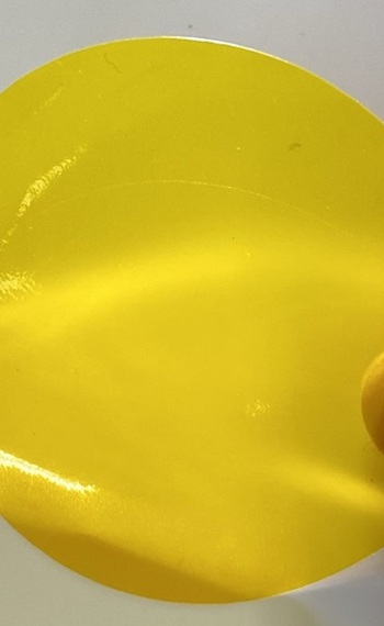 Gelbe selbstklebende Farbfolie mit glänzender Oberfläche